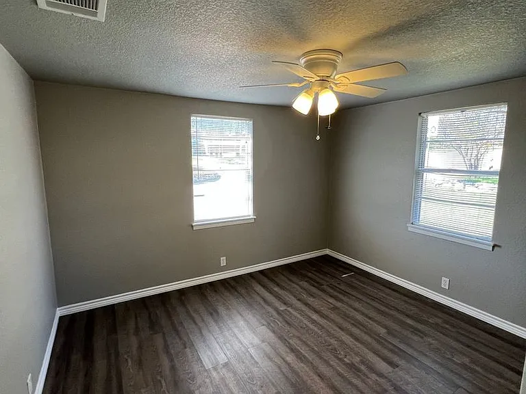 1106 Foster Ln — Photo 11