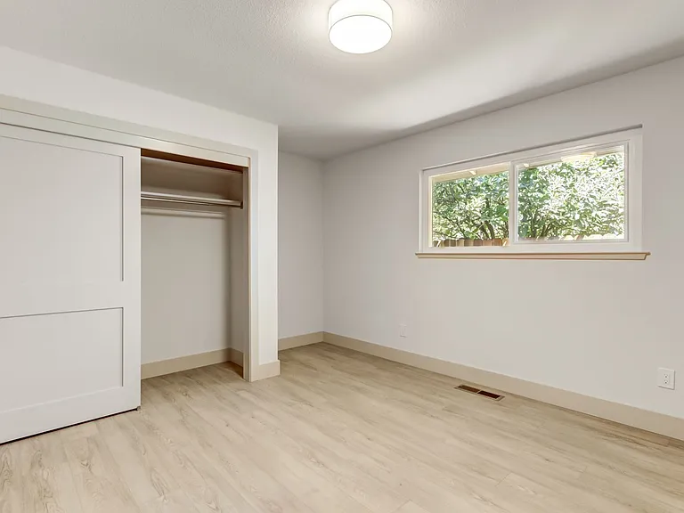965 Jonas Ave — Photo 35
