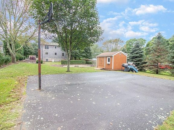 5th image of 21 Barksdale Ln