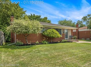 26470 Oak St, Roseville, MI 48066