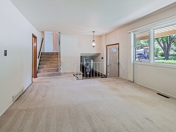 5th image of 304 Dartmoor Dr