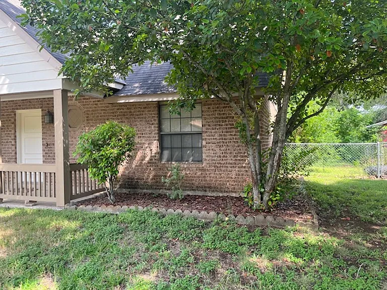 1306 Carnation Ln — Photo 4