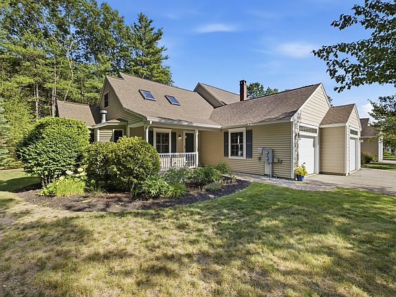 3rd image of 11 Sterling Drive #11
