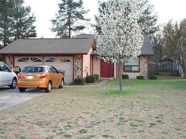 1st image of 136 Carriage Hill Dr
