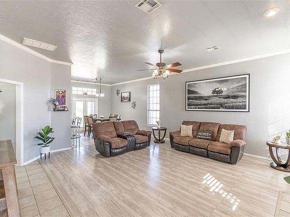 4th image of 629 E Elder Ln