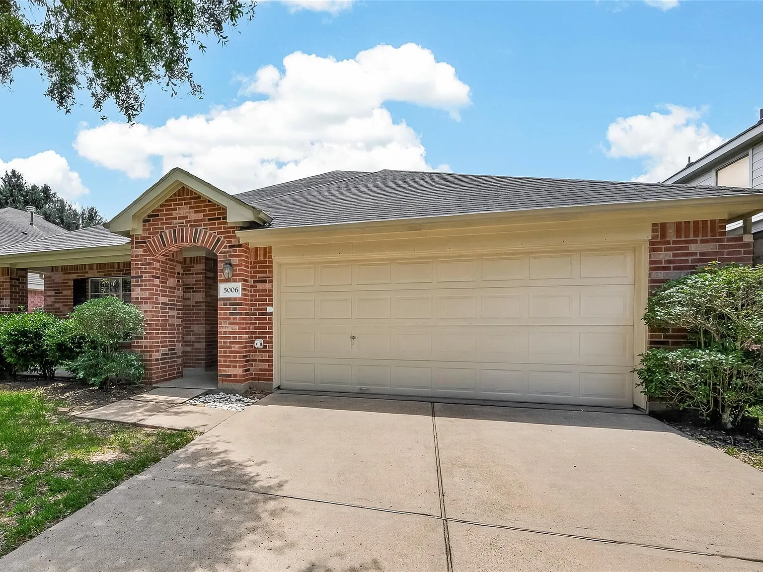 4 bed, 2.0 bath, 1981 sqft, $2,300 — Photo 4