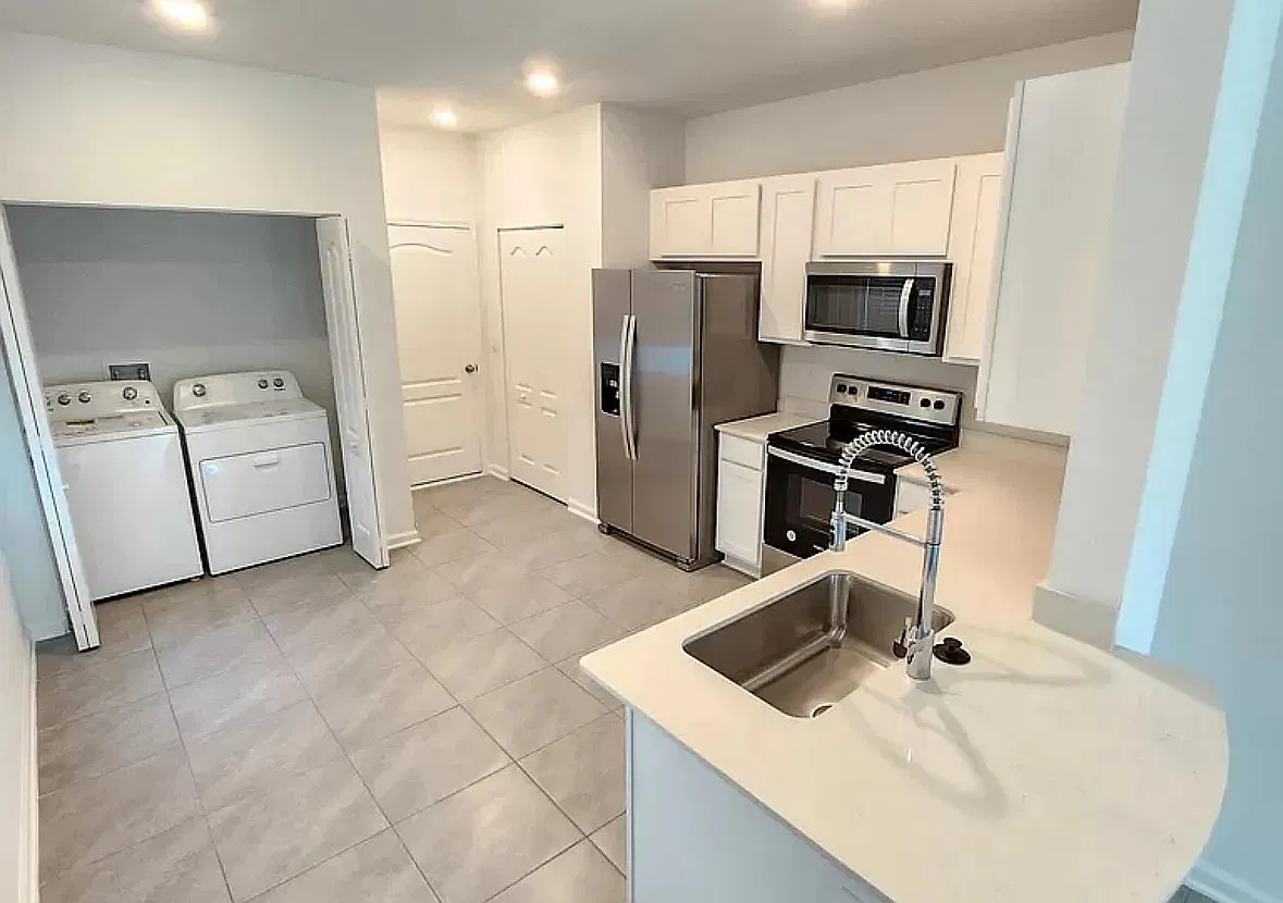 3 bed, 2.5 bath, 1502 sqft, $2,050 — Photo 3