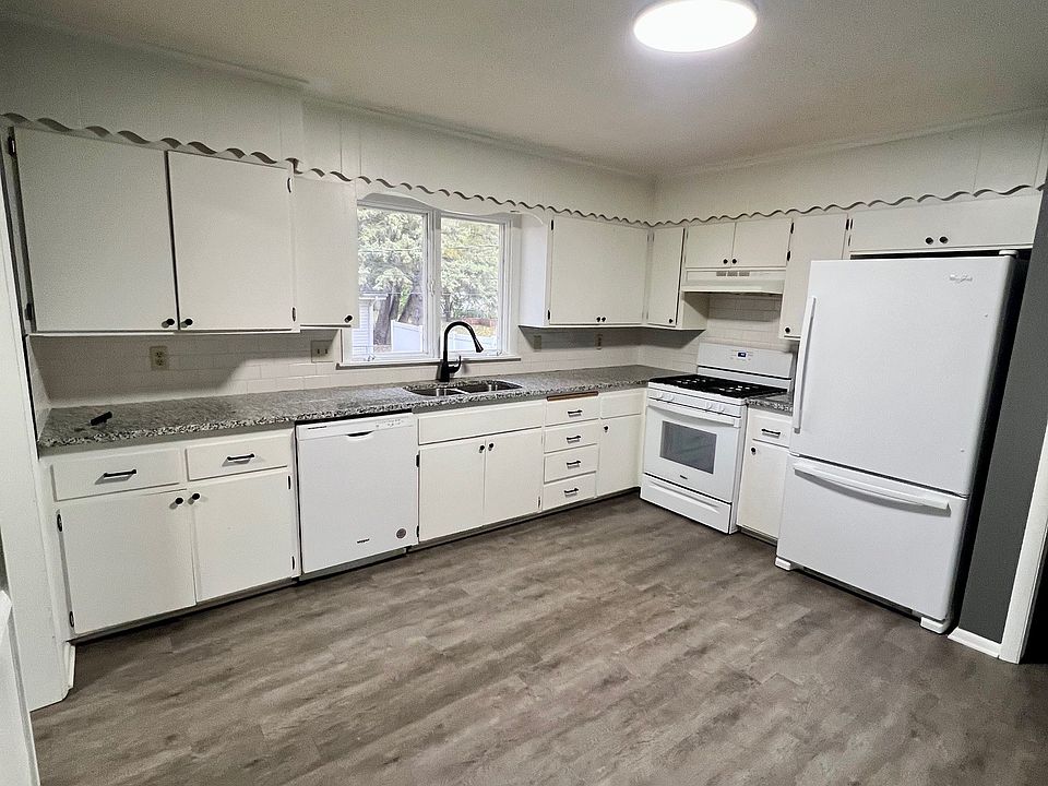 kitchen with Granite counters!