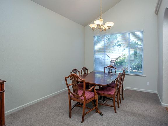3rd image of 832 Holly Ln