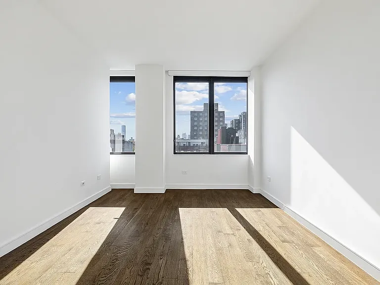 211 E 13th St #PENTHOUSE — Photo 12