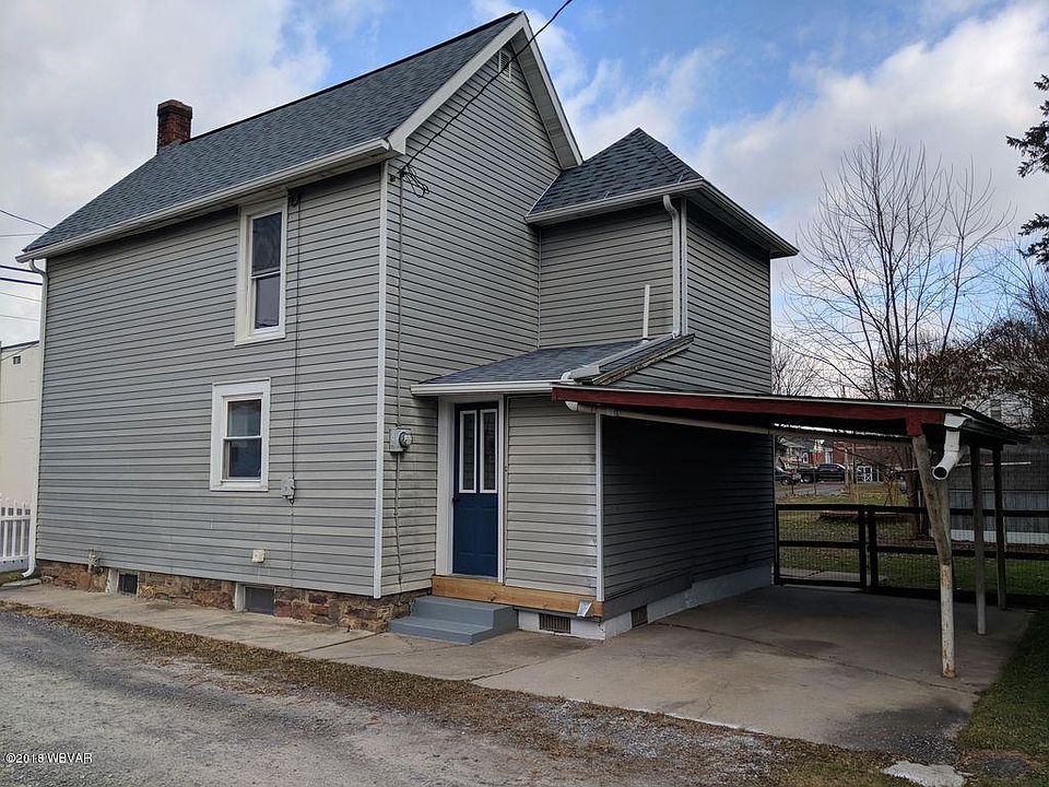1st image of 320 Curtin St S