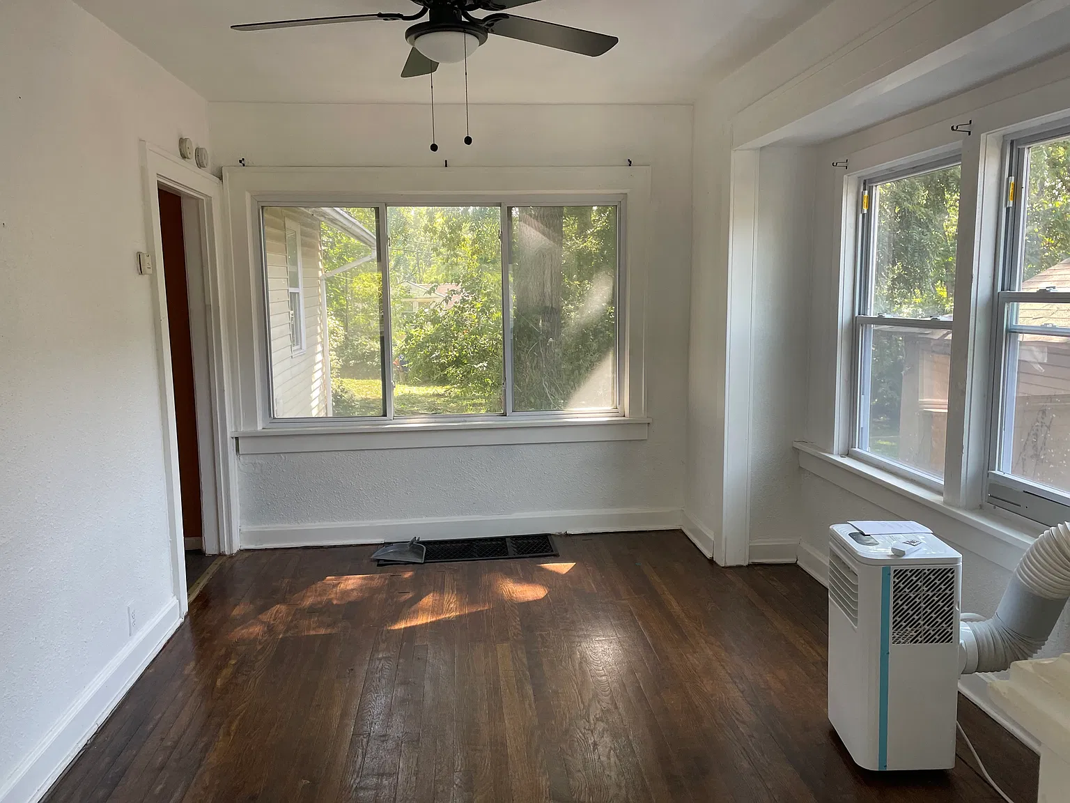 1529 E 49th Terrace — Photo 3