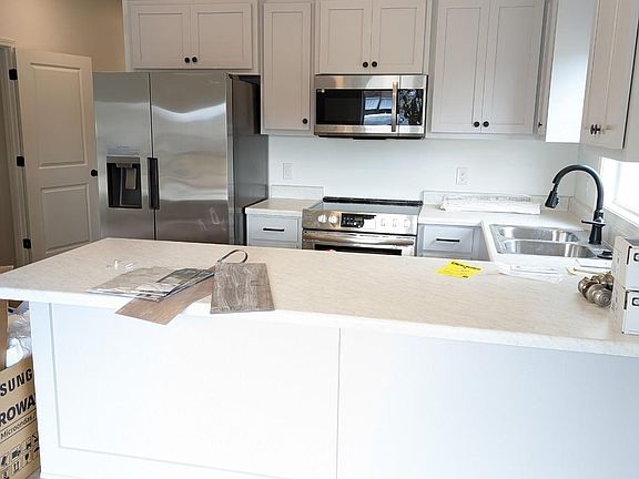 5th image of 93 Edgefield Rd