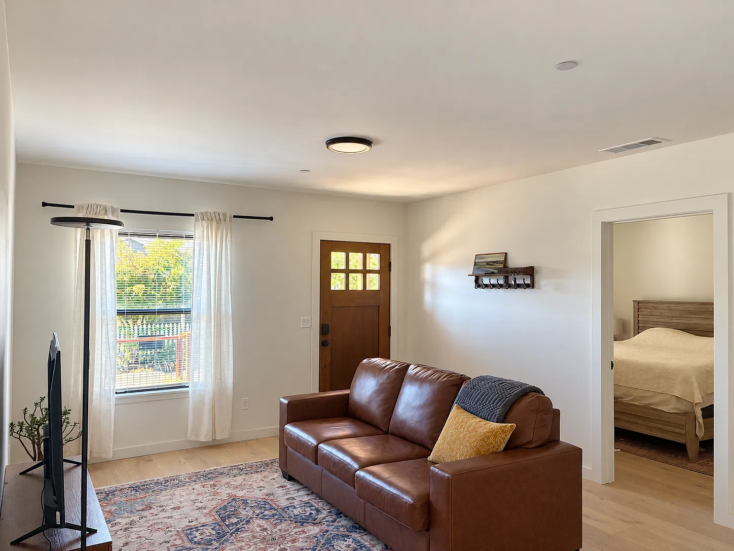 3 bed, 1100 sqft, $5,100 — Photo 2