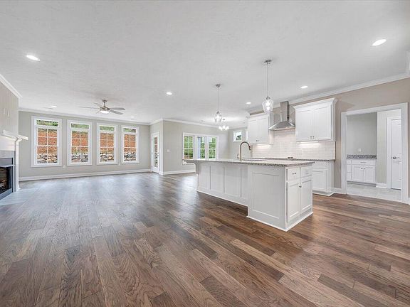 4th image of 135 Merion Cir