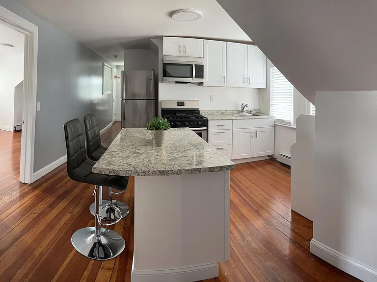 524 Warren Ave — Photo 1
