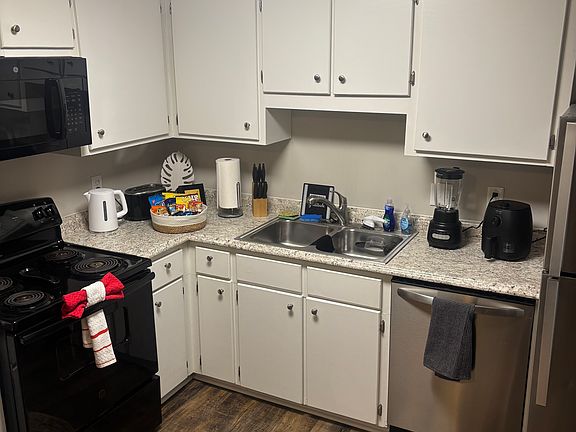 3rd image of 2822 Lincoln St APT A