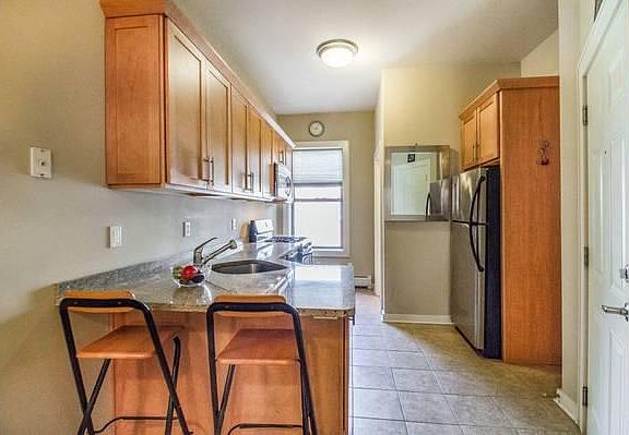 Kitchen with breakfast bar