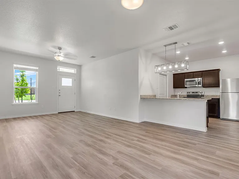 1118 Zora Dr #B — Photo 2