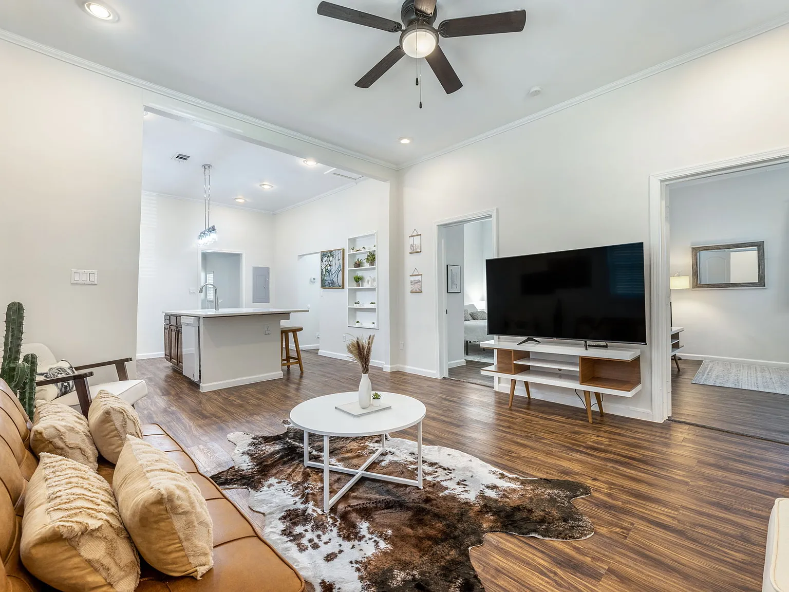 3 bed, 1357 sqft, $895 — Photo 2