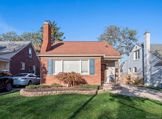 2064 Oxford Rd, Grosse Pointe Woods, MI 48236