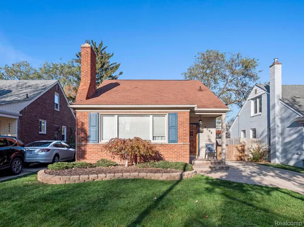 2064 Oxford Rd, Grosse Pointe Woods, MI 48236