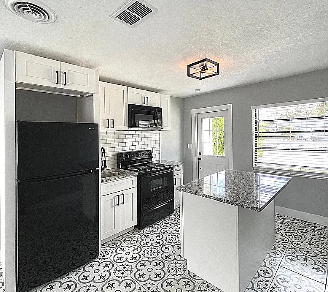 1 bed, 700 sqft, $1,200 — Photo 4