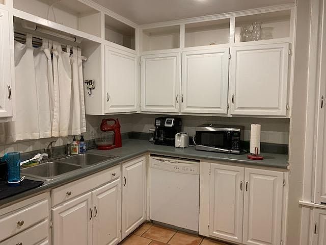 Large kitchen, lots of cabinet space
