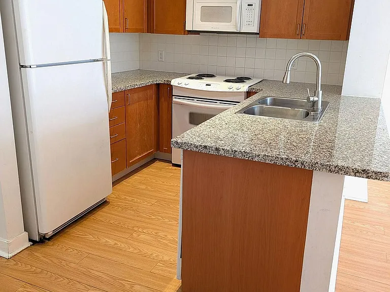 85 Bloor St E #1808 — Photo 4