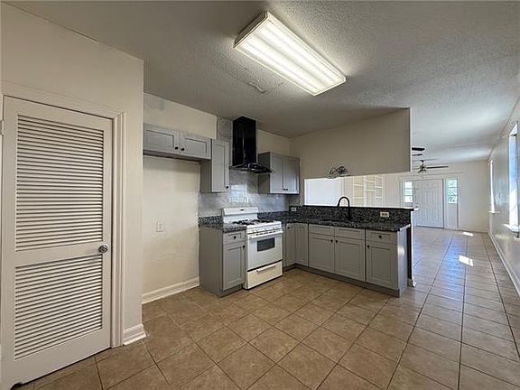 3rd image of 518 Avenue A