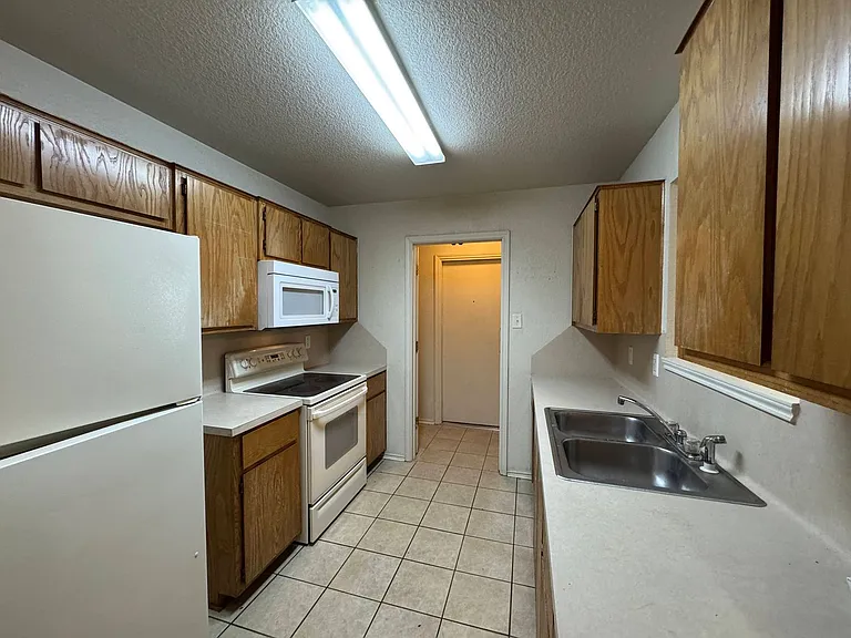 2801 Alma Dr — Photo 6