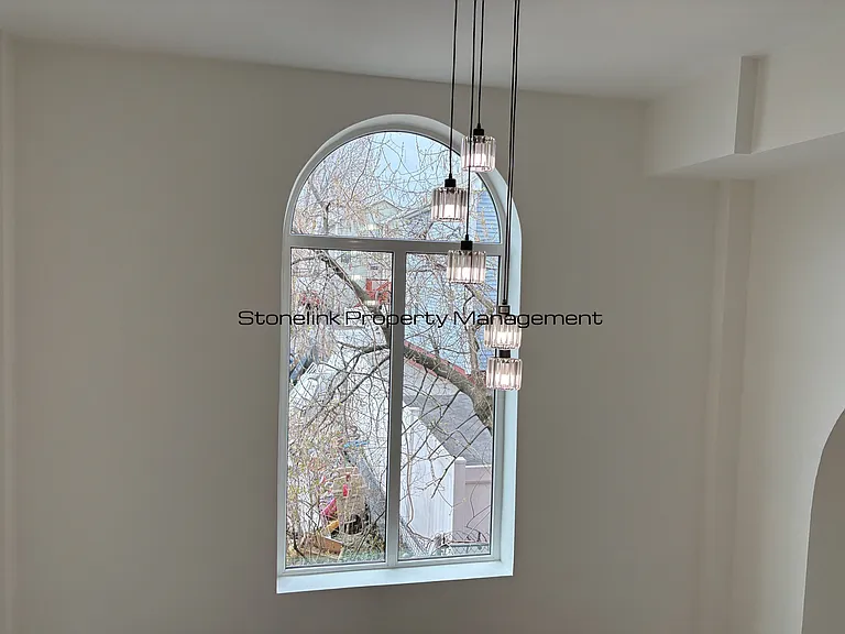 265 Manton Ave — Photo 16