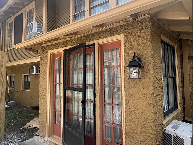 This 3bd/3ba is ON Broadway a Great Location for Student Life! — Photo 1