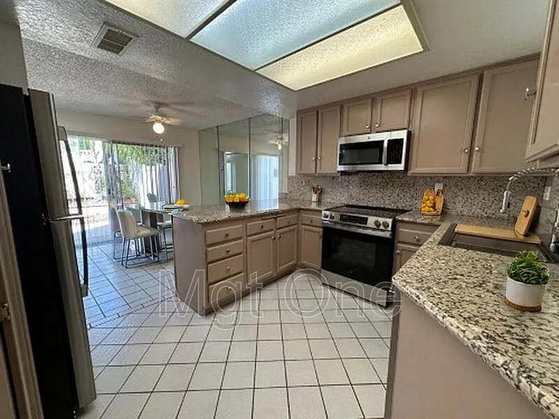 3 bed, 3.0 bath, 1338 sqft, $4,095 — Photo 3