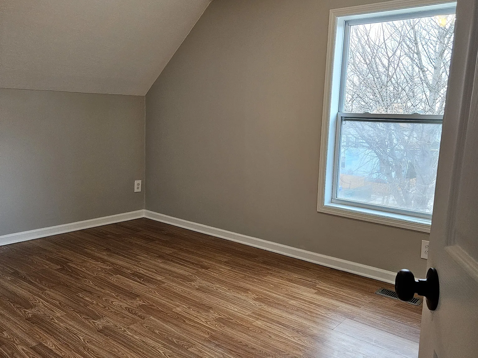 5 bed, 1800 sqft, $2,500 — Photo 3