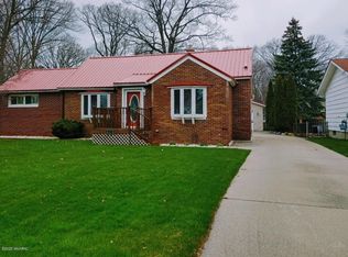 678 Airport Rd, Norton Shores, MI