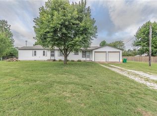 1104 N Gutensohn Rd, Springdale, AR 72762