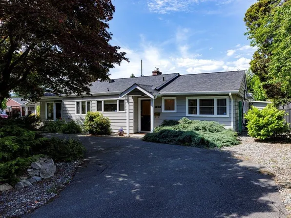 1140 Pinewood Cres, North Vancouver, BC V7P 1E8