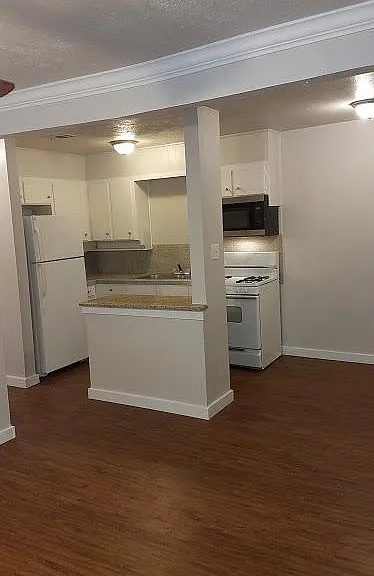 2505 Louise St — Photo 3