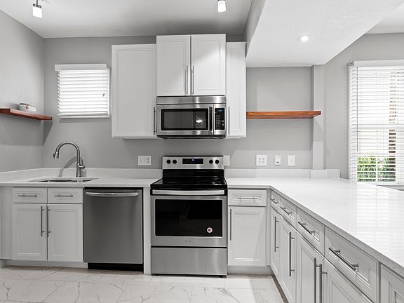 Open Kitchen great for entertaining