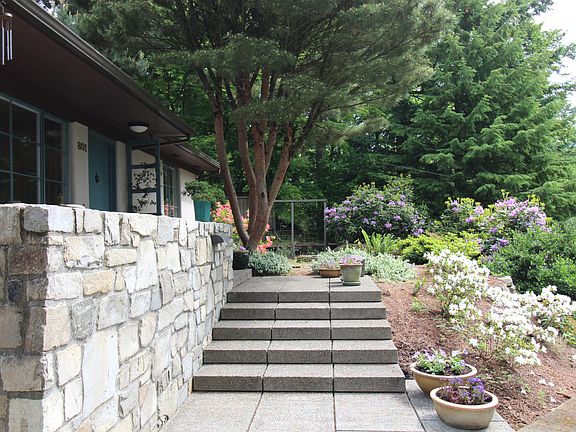 4th image of 801 SW Westwood Dr