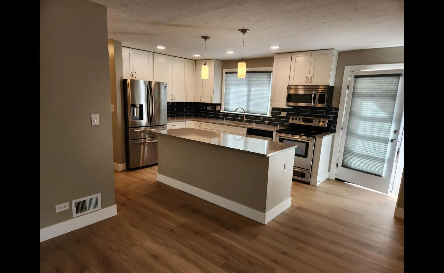 3 bed, 1033 sqft, $2,400 — Photo 4