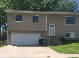 3037 20th St S, Fargo, ND 58103
