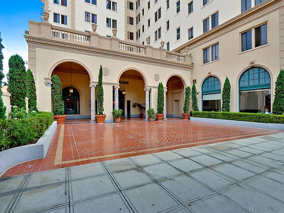 Building entrance. An Italian restaurant (La Traviata) located adjacent to the lobby.