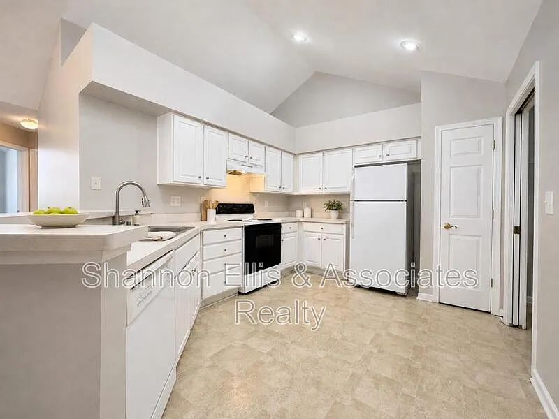 3 bed, 2.0 bath, 1445 sqft, $2,595 — Photo 2