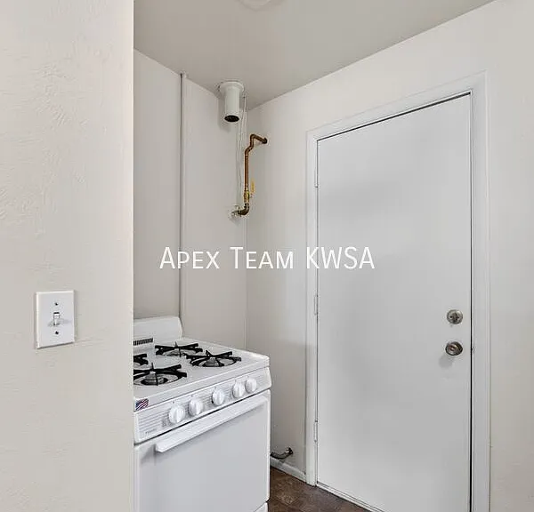 1211 E 9th St #6 — Photo 7