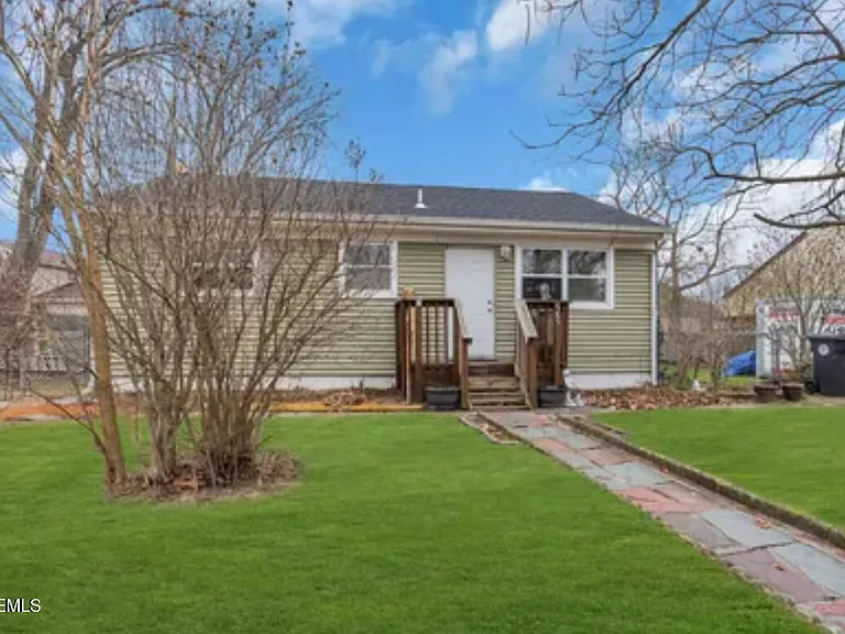 385 Delaware Dr — Photo 1