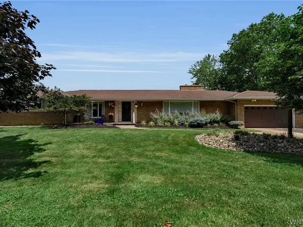 9230 Valley Stream Rd, Clarence, NY 14031