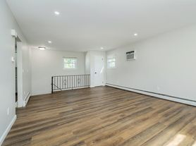 80 Maxwell Ave, Oyster Bay, NY