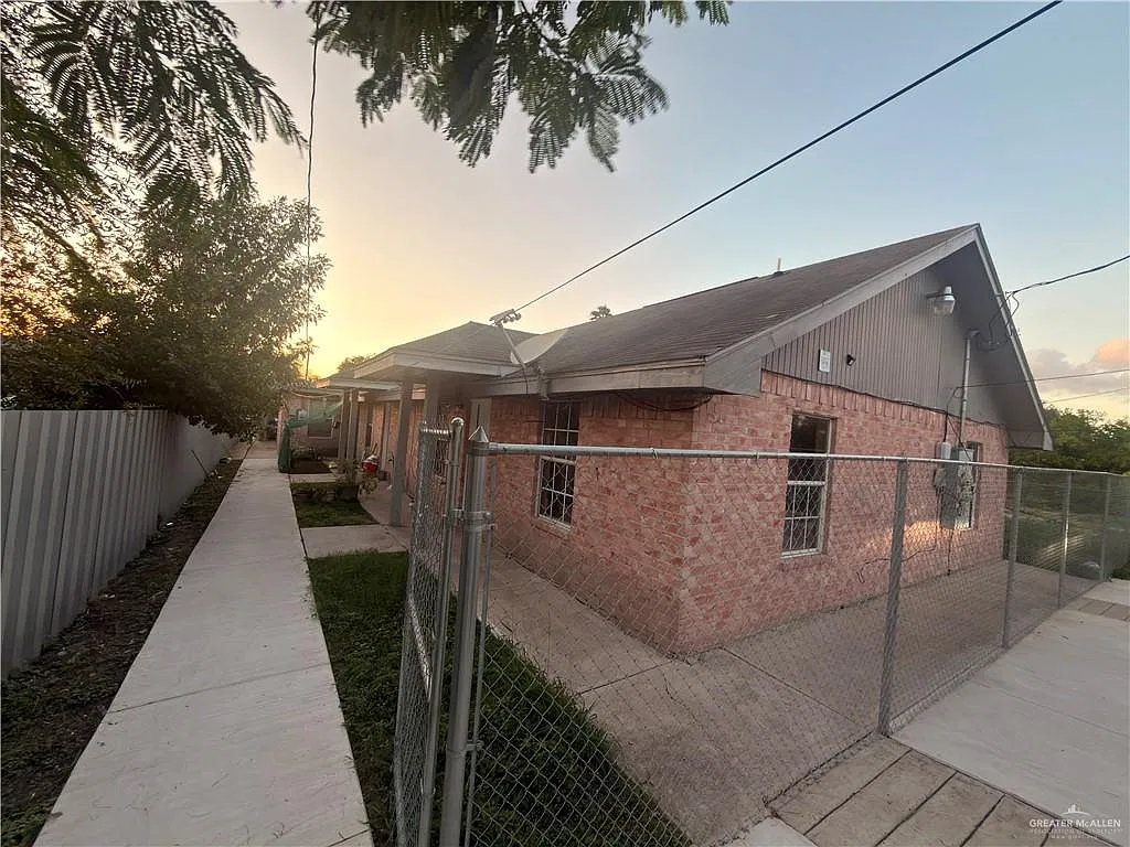 2 bed, 1.0 bath, 900 sqft, $750 — Photo 2